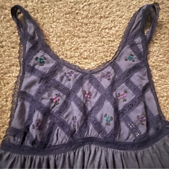 XS Free People Babydoll Empire Waisted Navy Top with Floral Embroidery Detail - Picture 2 of 10